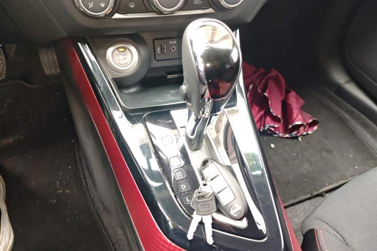 Used Nissan Lannia 2016 1.6L CVT Smart Cool Edition Gear Lever