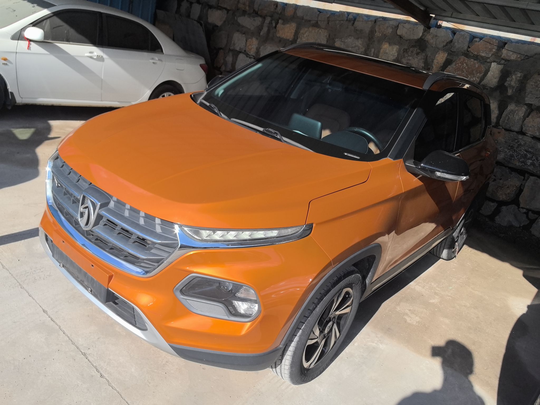 Под передней частью автомобиля