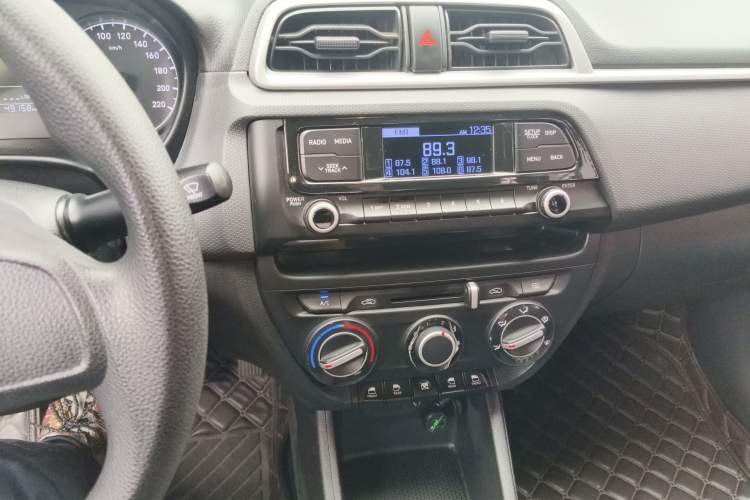 Used Hyundai Verna (older generation) 2017 1.4L Manual Huancai Edition China V Standard Audio And AC Panel