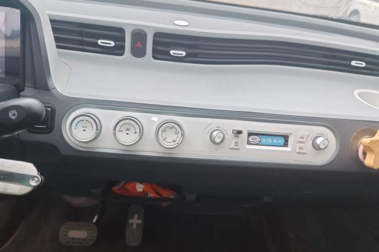 Used Wuling Hongguang MINIEV 2022 Macaron Premium Model – Lithium Iron Phosphate Audio And AC Panel