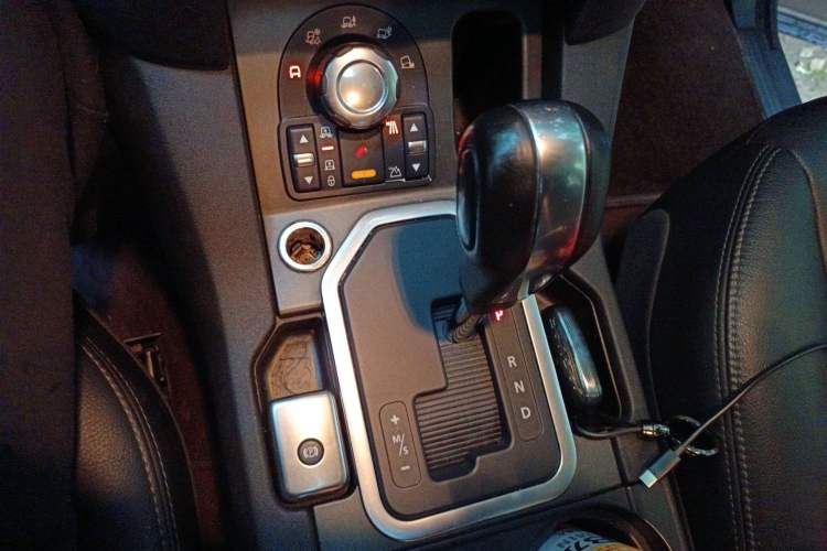 Used Land Rover Discovery 2012 3.0 SDV6 HSE Diesel Version Gear Lever