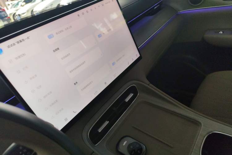 Used Fengyun T8 2025 1.5T 130km Deluxe Version 5 Seats Audio And AC Panel