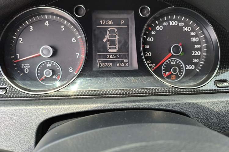 Used Volkswagen Magotan 2013 2.0 TSI Luxury Model Odometer Close Up