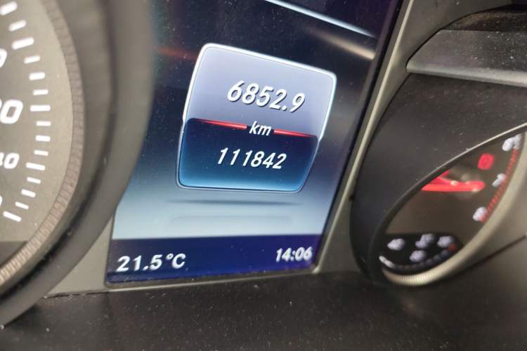 Used Mercedes-Benz GLC 2016 GLC 300 4MATIC Dynamic Model Odometer Close Up