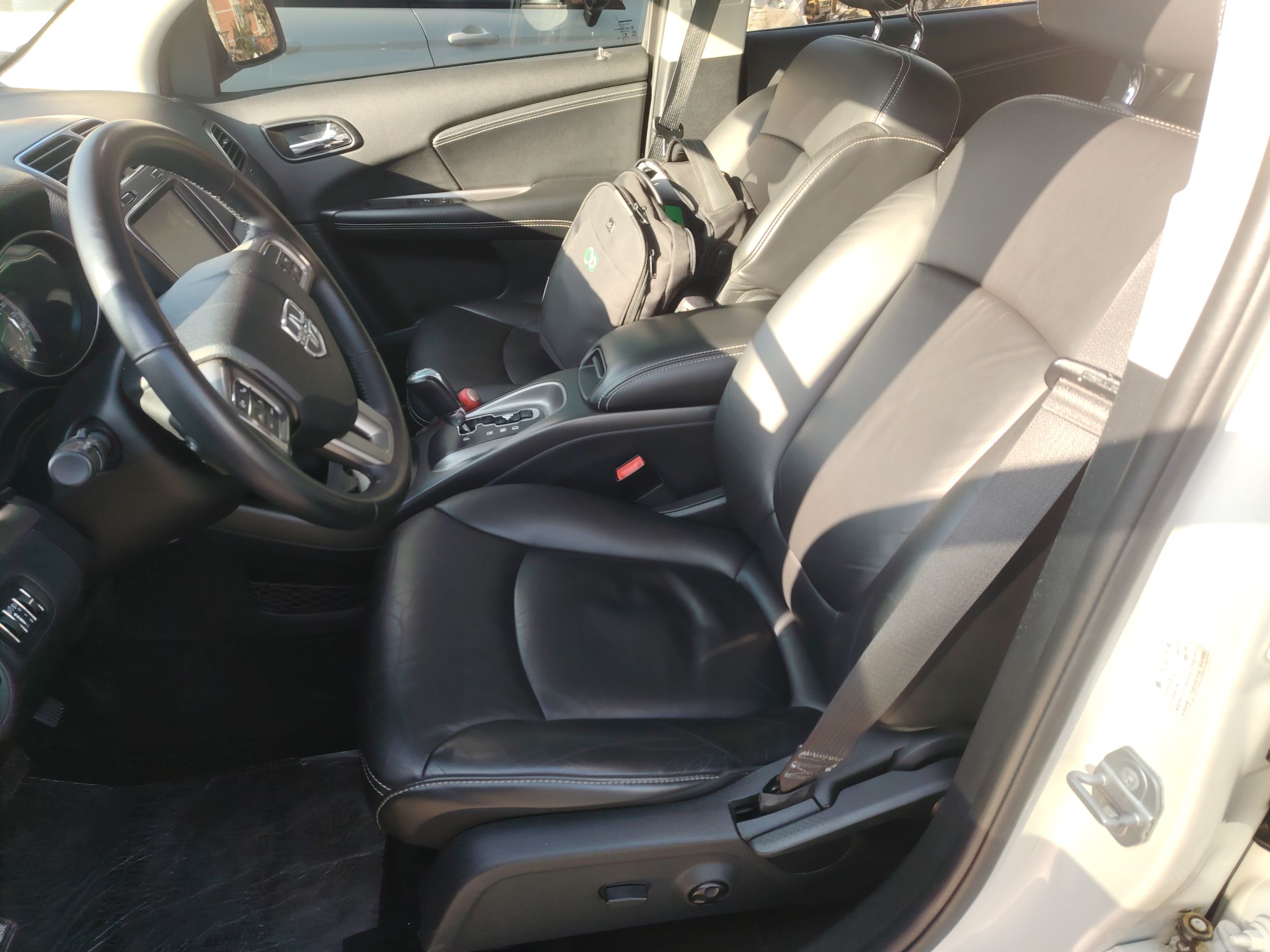 المقاعد الأمامية داخل السيارة