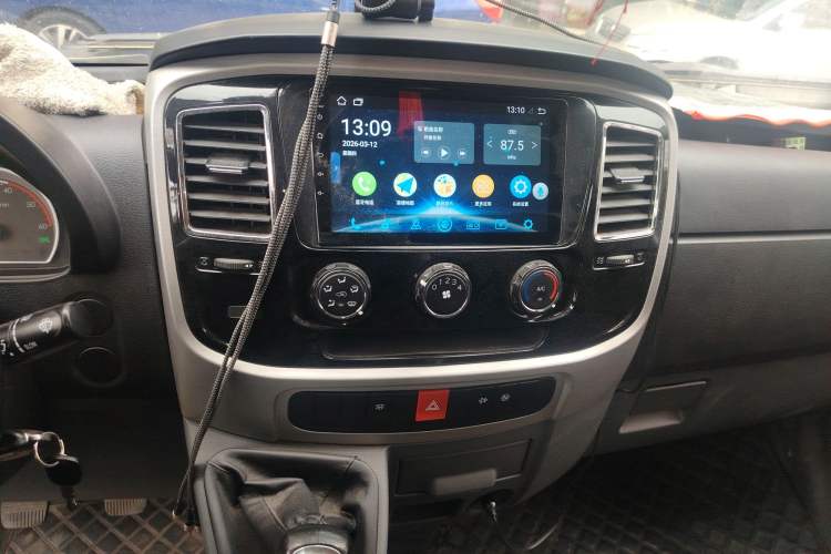 Used Dongfeng Yufeng 2021 2.3T Power King Front-Drive Logistics Van Long Wheelbase High Roof 6-9 Seats China VI Standard M9T Audio And AC Panel