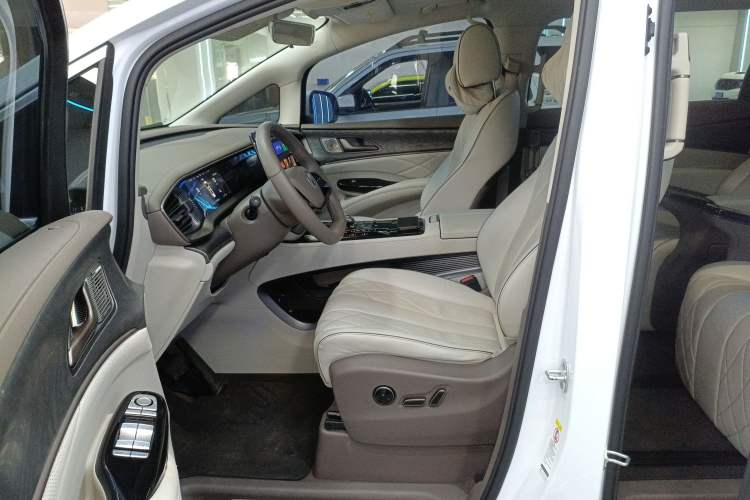 Used Denza D9 2022 DM-i 1040 Prestige Model