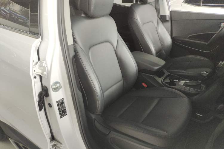 Used Hyundai Santa Fe 2015 2.0T Automatic Two-Wheel Drive Smart Version 5 Seats Right Front Seat