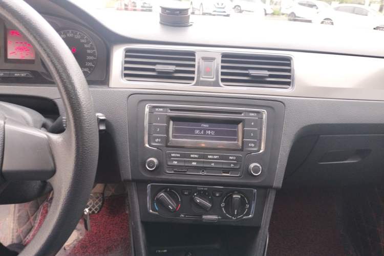 Used Volkswagen Santana 2015 1.6L Manual Comfort Edition