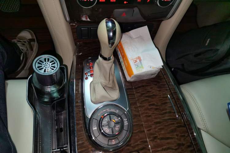 Used Nissan Patrol 2018 4.0L LinkedIn Edition Gear Lever