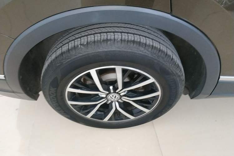 Used Volkswagen Tiguan L 2018 Facelift 330TSI Automatic Two-Wheel Drive Luxury Edition Exterior 2