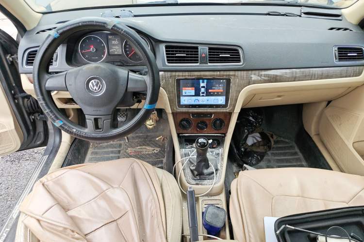 Used Volkswagen Lavida 2013 Restyled Classic 1.6L Manual Comfort Edition Center Console