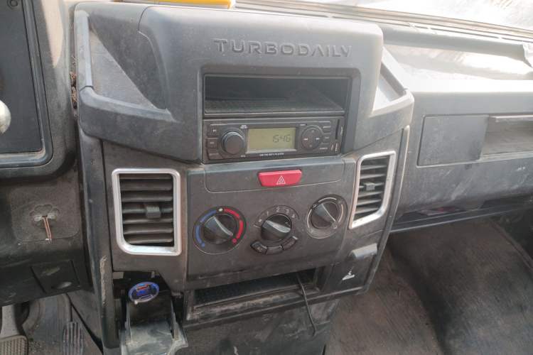 Used Iveco Daily 2020 2.8T V40 Cargo Van with Dual Tires Mid-Roof Design 3 Seats China V Emission Standard
