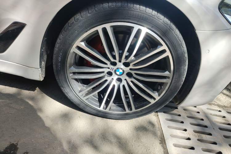 Used BMW 5 Series 2019 530Li Leading Model M Sport Package Right Front Wheel Hub