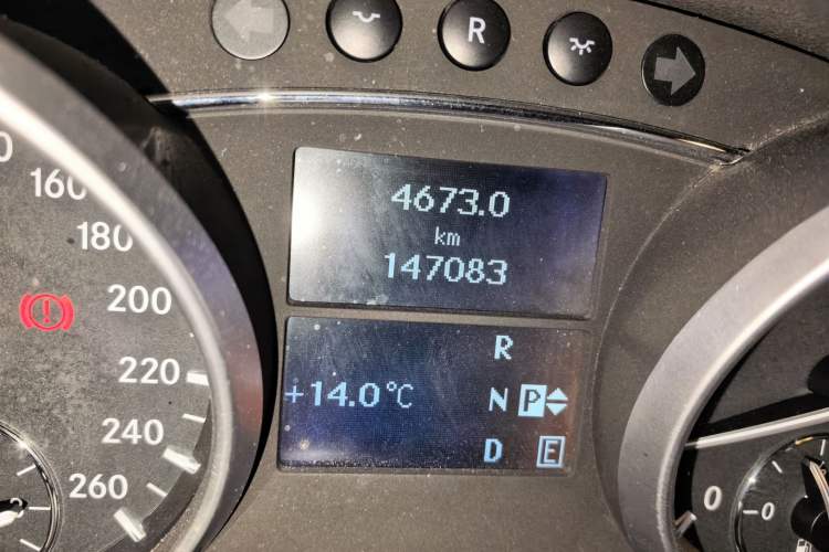 Used Mercedes-Benz R-Class 2014 R 400 4MATIC Business Model Odometer Close Up