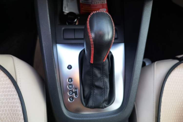 Used Volkswagen Sagitar 2014 Revised Version 1.6L Automatic Comfort Edition Gear Lever