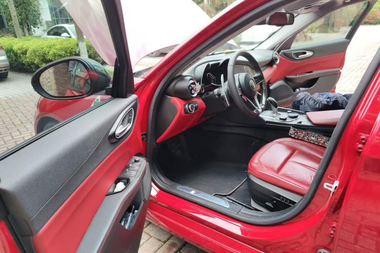 Used Alfa Romeo Giulia 2017 2.0T 200HP Luxury Edition
