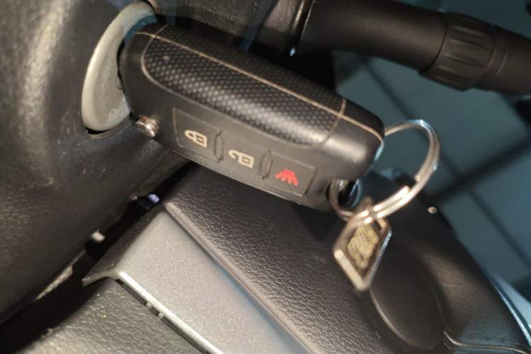 Used Dongfeng Ruichi 6 2023 Revised Version 2.3T Manual Two-Wheel Drive Diesel Standard Trim with Long Cargo Bed
