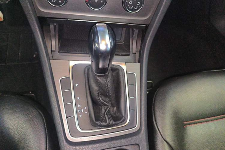 Used Volkswagen Golf 2016 1.6L Automatic Comfort Model Gear Lever