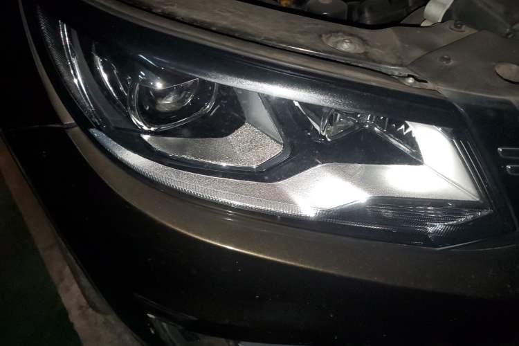 Used Volkswagen Tiguan 2016 300TSI Automatic All-Wheel Drive Luxury Edition Right Front Headlight