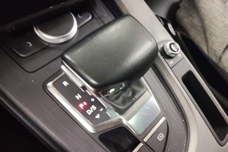 Used Audi A4L 2019 40 TFSI Ambition China VI Gear Lever