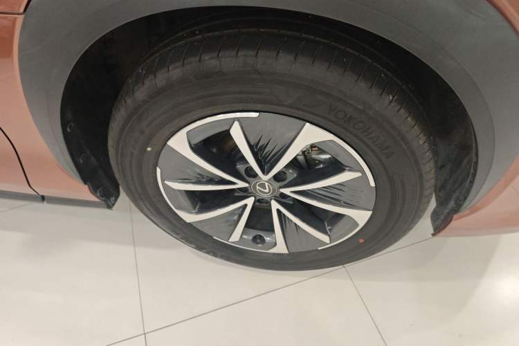 Used Lexus RZ 2023 450e All-Wheel Drive Luxury Edition Right Front Wheel Hub