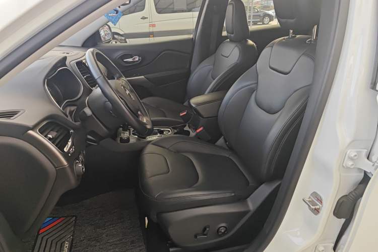 Used Jeep Cherokee 2019 2.0T Four-Wheel Drive Explorer Edition China VI Emission Standard