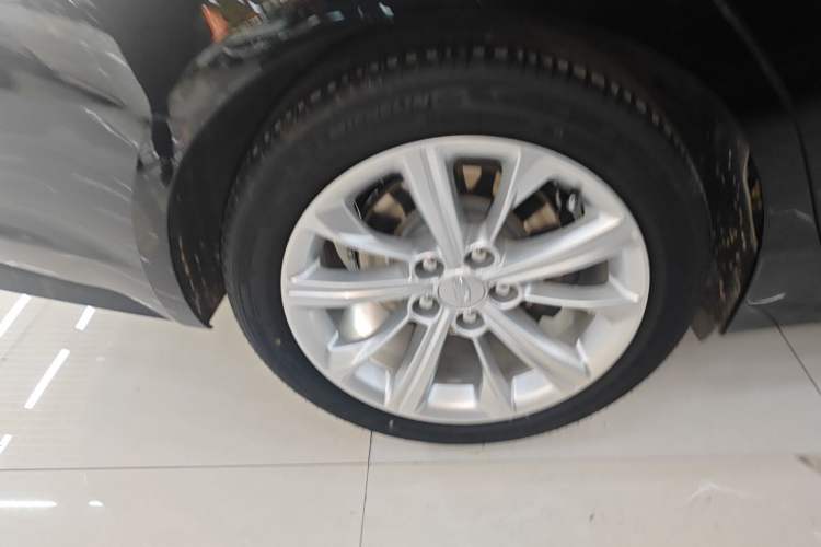 Used Cadillac CT5 2024 28T Luxury Pro Trim Right Rear Wheel Hub