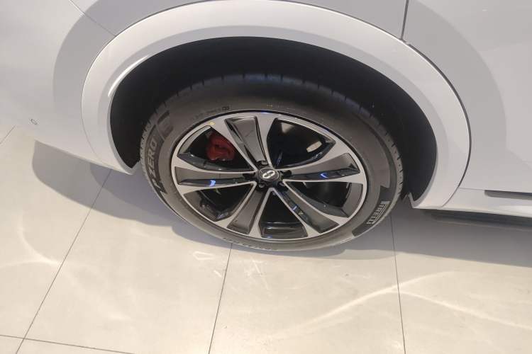 Used Hima AITO M8 2025 Extended-Range Max+ Version 53.4 kWh 6-Seater Edition Right Rear Wheel Hub