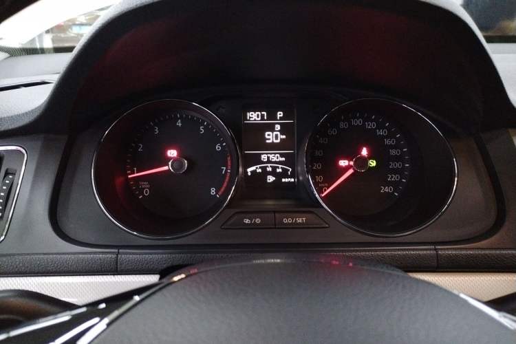 Used Volkswagen Cross Lavida 2016 1.6L Automatic Comfort Edition
