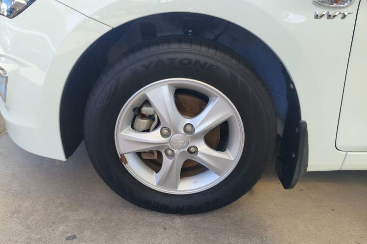 Used Hyundai Verna (older generation) 2016 1.4L Automatic Smart GLS Left Front Wheel Hub