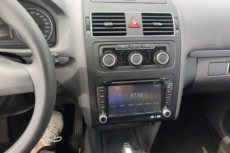 Used Volkswagen Touran 2015 1.4T DSG Comfort Edition 5 Seats Audio And AC Panel