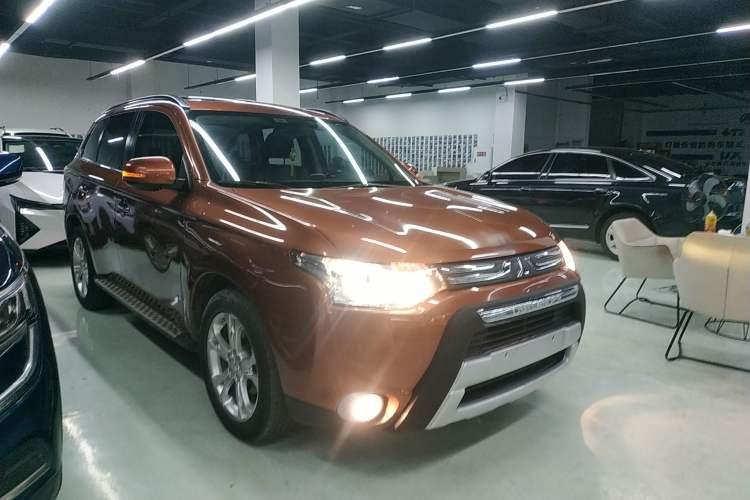 Used Mitsubishi Outlander 2013 2.4L Four-Wheel Drive Luxury Navigation Version 7 Seats