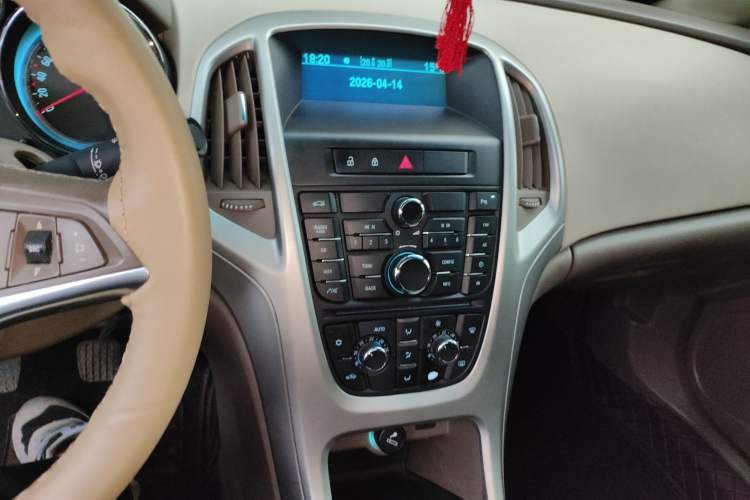 Used Buick GT 2010 GT 1.6L Manual Entry-Level Model Audio And AC Panel