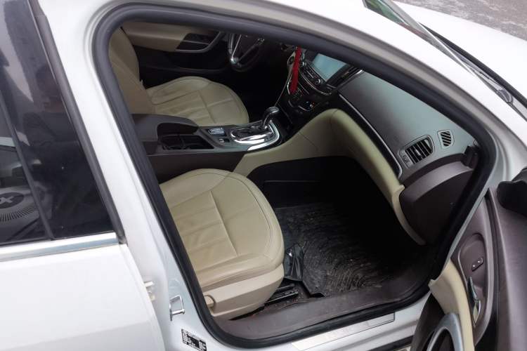 Used Buick Regal 2015 2.0L Elite Fashion Edition Right Front Seat