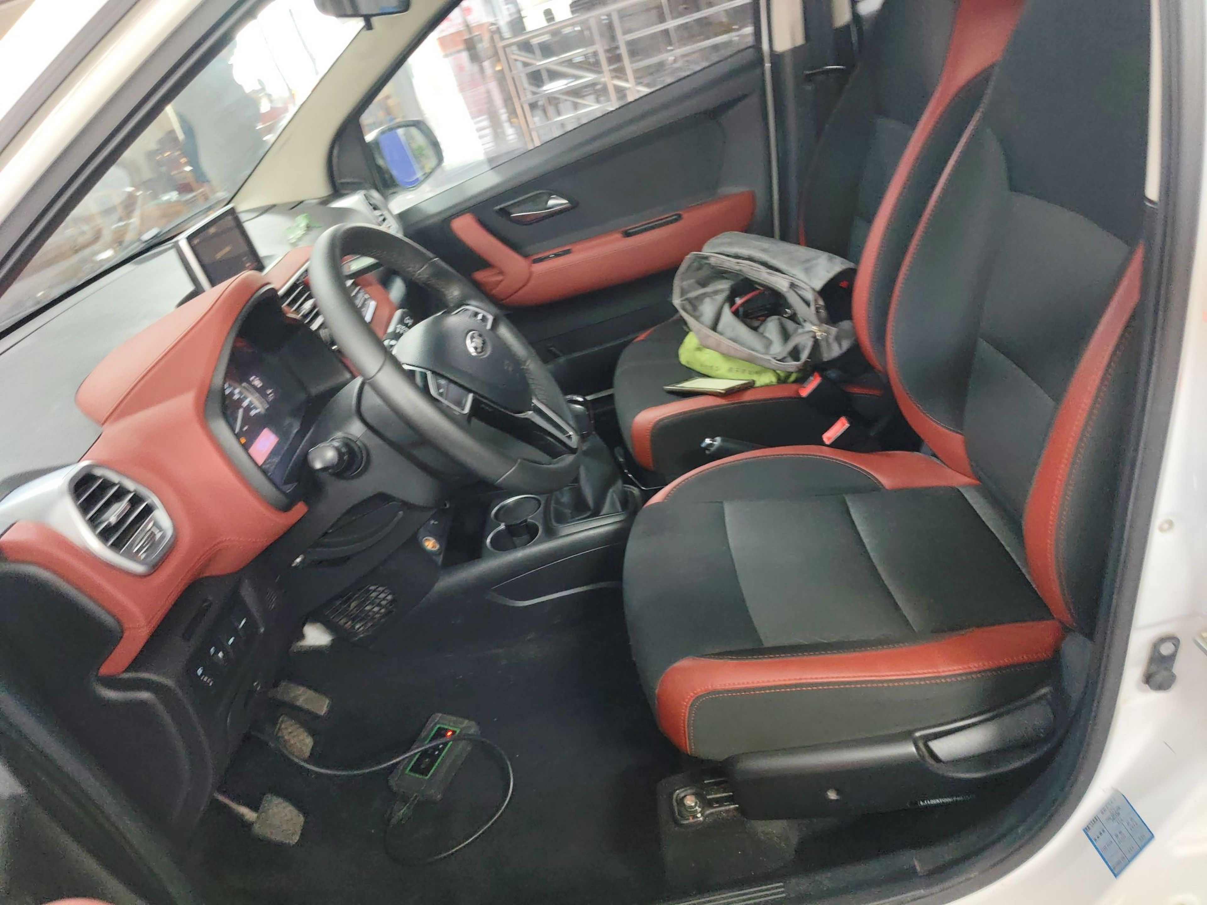 المقاعد الأمامية داخل السيارة