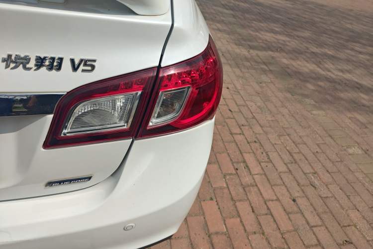 Used CHANGAN Alsvin V5 2012 1.5L Manual Sport Version China IV Standard
