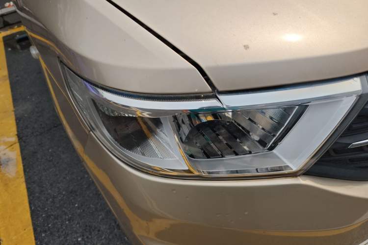 Used Wuling Hongguang V 2019 1.5L Enjoyment Version China VI LAR Right Front Headlight