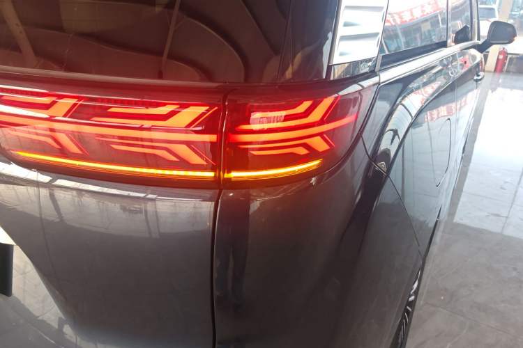 Used Denza D9 2022 DM-i 1040 Prestige Model
