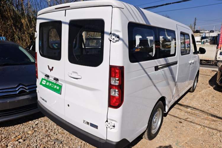Used Wuling Yangguang 2024 300KM Comfort Version Passenger Van 75kW Rear Right 45 Deg