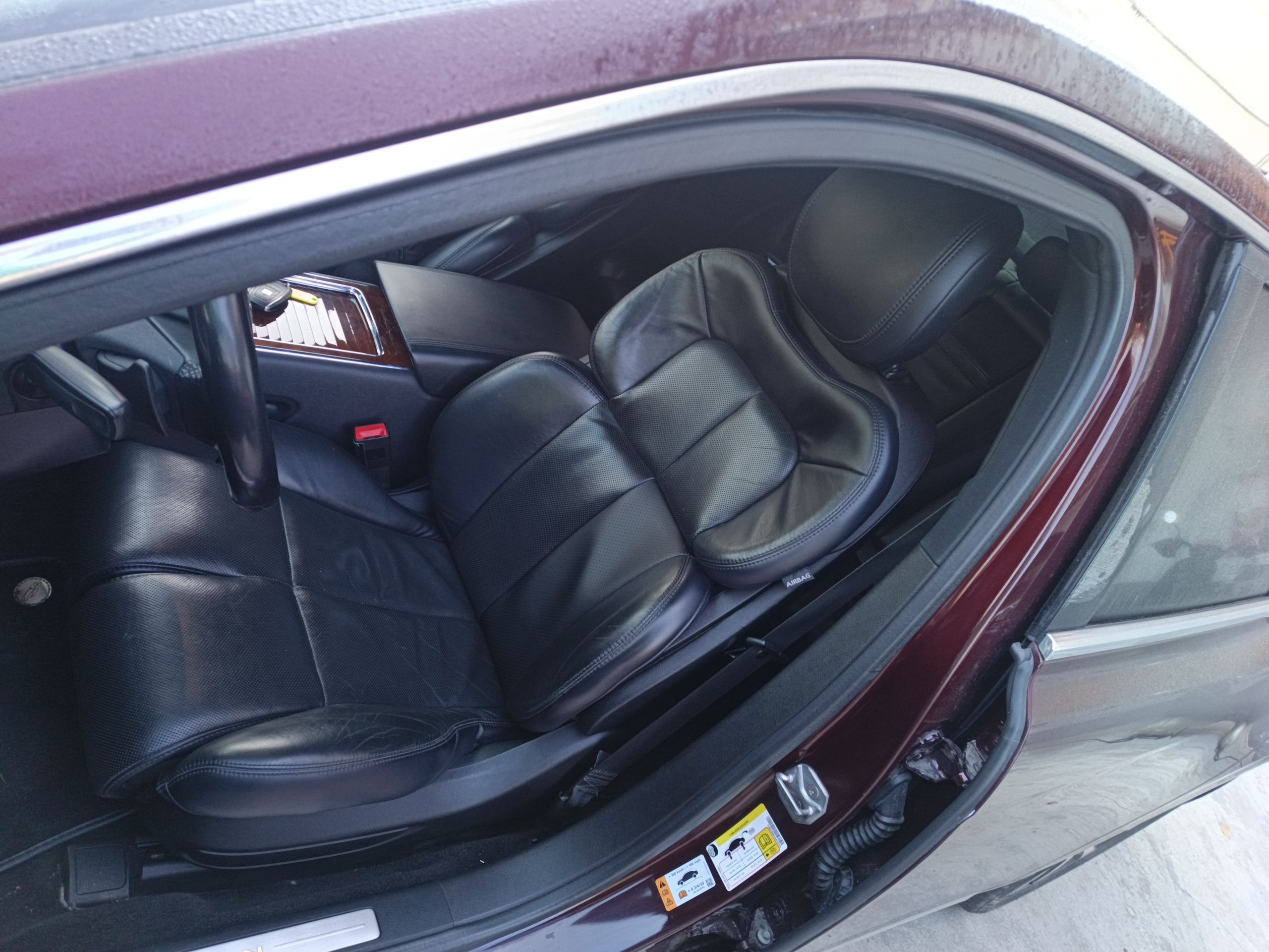 المقاعد الأمامية داخل السيارة