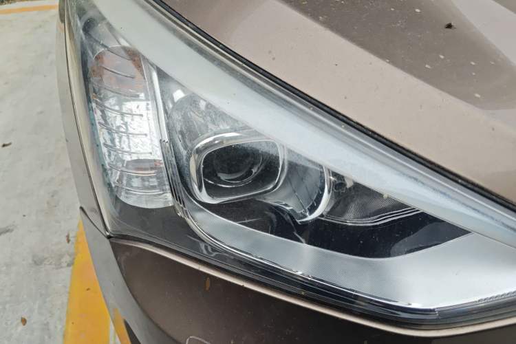 Used Hyundai Santa Fe 2013 2.4L Automatic Two-Wheel Drive Smart Version Right Front Headlight