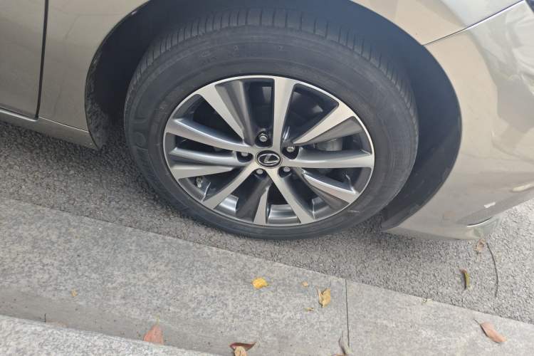 Used Lexus ES 2020 260 Excellence Edition Right Front Wheel Hub