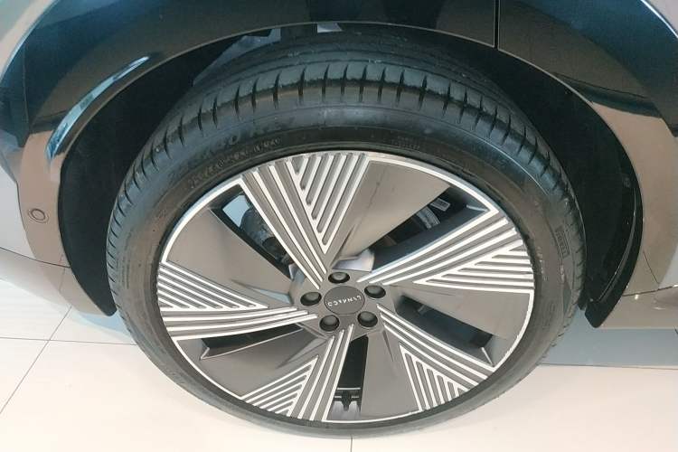 Used Lynk & Co 08 EM-P 2025 220 km All-Wheel-Drive Performance Halo