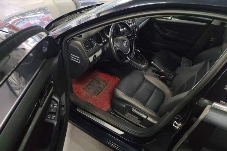 Used Volkswagen Sagitar 2015 230TSI Automatic Comfort Version Driver Seat