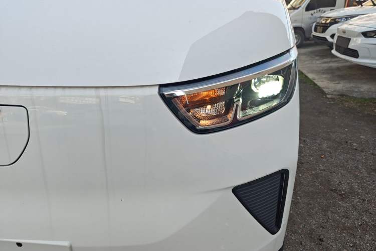 Used Wuling Yangguang 2024 300KM Comfort Version Passenger Van 75kW
