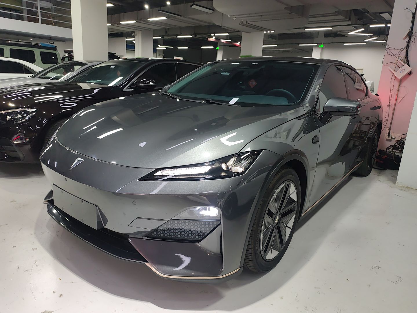 تحت مقدمة السيارة