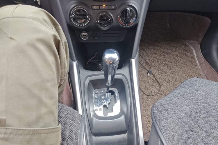 Used Peugeot 2008 2014 1.6L Automatic Trend Edition Gear Lever
