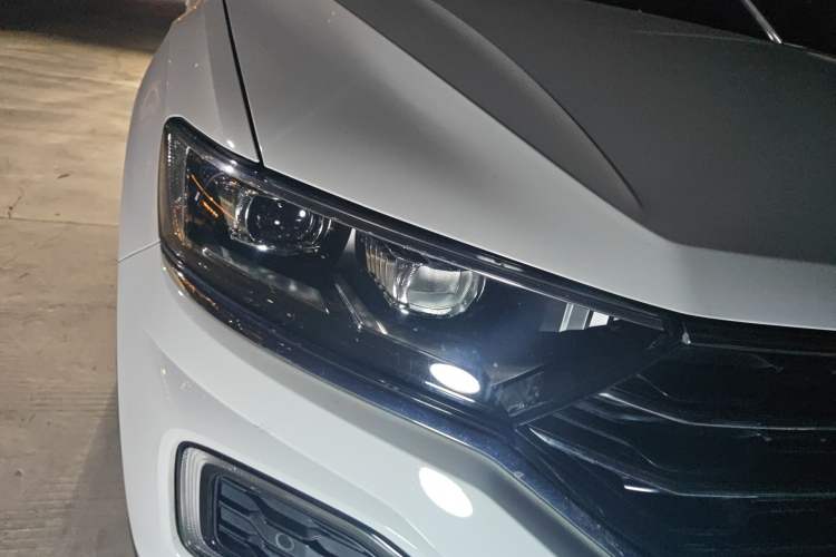 Used Volkswagen T-ROC 2021 280TSI DSG Two-Wheel Drive Luxury Smart Connectivity Version Right Front Headlight