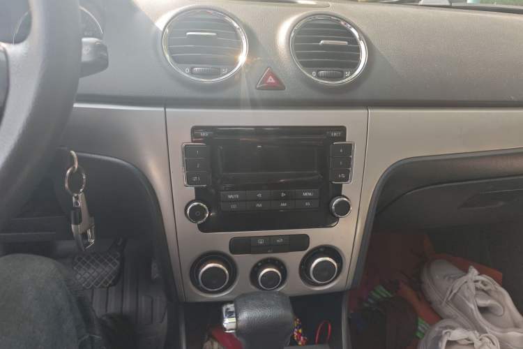 Used Volkswagen Lavida 2011 1.6L Automatic Premium Edition Audio And AC Panel